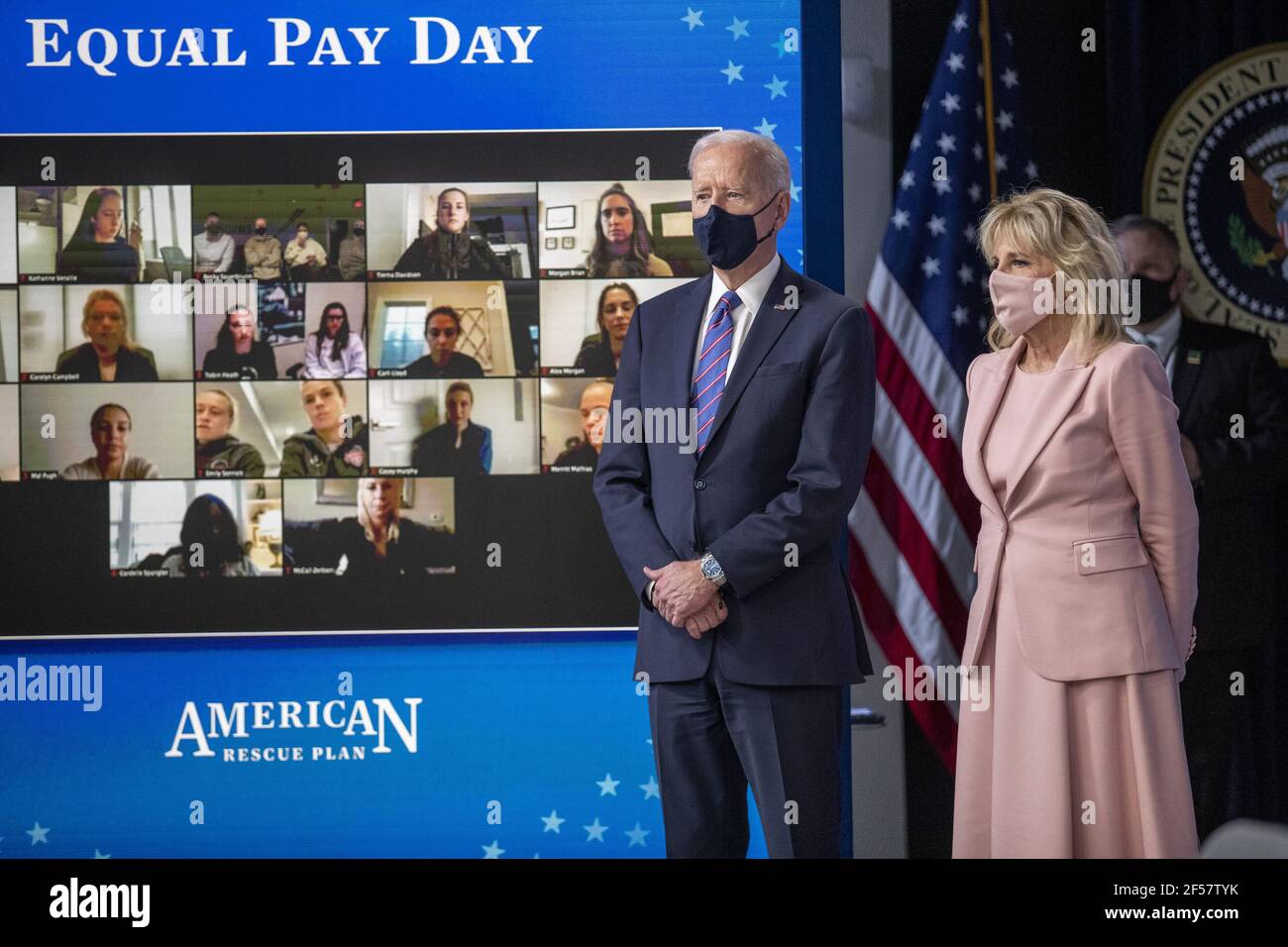Washington, Stati Uniti. 24 Marzo 2021. Il presidente AMERICANO Joe Biden, con la First Lady Dr. Jill Biden, ascolta le osservazioni di Margaret Purce, un membro della squadra nazionale delle donne di calcio degli Stati Uniti, durante un evento per celebrare la Giornata della parità di retribuzione nella Sala da pranzo di Stato della Casa Bianca a Washington, DC il 24 marzo 2021. EQUAL Pay Day segna il tempo extra che una donna media negli Stati Uniti impiega per guadagnare la stessa retribuzione che i loro colleghi maschi hanno fatto l'anno civile precedente. Foto in piscina di Shawn Thew Credit: UPI/Alamy Live News Foto Stock