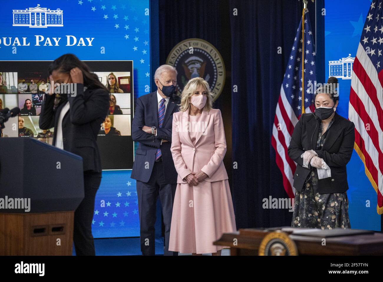 Washington, Stati Uniti. 24 Marzo 2021. Il presidente AMERICANO Joe Biden, con la First Lady Dr. Jill Biden, ascolta le osservazioni di Margaret Purce, un membro della squadra nazionale delle donne di calcio degli Stati Uniti, durante un evento per celebrare la Giornata della parità di retribuzione nella Sala da pranzo di Stato della Casa Bianca a Washington, DC il 24 marzo 2021. EQUAL Pay Day segna il tempo extra che una donna media negli Stati Uniti impiega per guadagnare la stessa retribuzione che i loro colleghi maschi hanno fatto l'anno civile precedente. Foto in piscina di Shawn Thew Credit: UPI/Alamy Live News Foto Stock