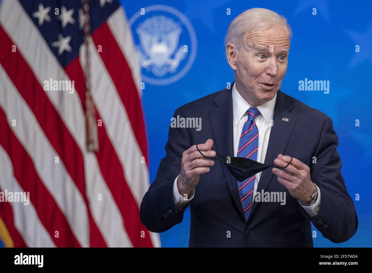 Washington, Stati Uniti. 24 Marzo 2021. Il Presidente DEGLI STATI UNITI Joe Biden risponde a una domanda dei media dopo un evento per celebrare la Giornata della parità di retribuzione nella Sala da pranzo dello Stato della Casa Bianca a Washington, DC il 24 marzo 2021. EQUAL Pay Day segna il tempo extra che una donna media negli Stati Uniti impiega per guadagnare la stessa retribuzione che i loro colleghi maschi hanno fatto l'anno civile precedente. Foto in piscina di Shawn Thew Credit: UPI/Alamy Live News Foto Stock