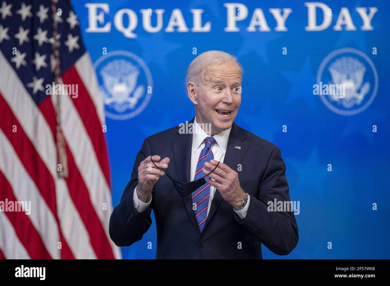 Washington, Stati Uniti. 24 Marzo 2021. Il Presidente DEGLI STATI UNITI Joe Biden risponde a una domanda dei media dopo un evento per celebrare la Giornata della parità di retribuzione nella Sala da pranzo dello Stato della Casa Bianca a Washington, DC il 24 marzo 2021. EQUAL Pay Day segna il tempo extra che una donna media negli Stati Uniti impiega per guadagnare la stessa retribuzione che i loro colleghi maschi hanno fatto l'anno civile precedente. Foto in piscina di Shawn Thew Credit: UPI/Alamy Live News Foto Stock