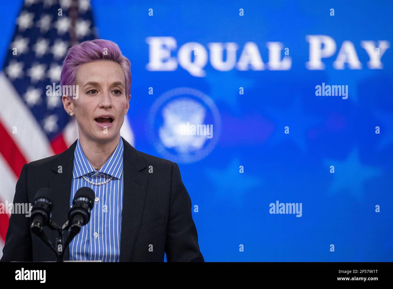 Washington, Stati Uniti. 24 Marzo 2021. Megan Rapinoe, della squadra nazionale delle donne di calcio degli Stati Uniti, trasmette le osservazioni durante un evento per celebrare la Giornata di parità di paga nella stanza da pranzo di Stato della Casa Bianca a Washington, DC il 24 marzo 2021. EQUAL Pay Day segna il tempo extra che una donna media negli Stati Uniti impiega per guadagnare la stessa retribuzione che i loro colleghi maschi hanno fatto l'anno civile precedente. Foto in piscina di Shawn Thew Credit: UPI/Alamy Live News Foto Stock