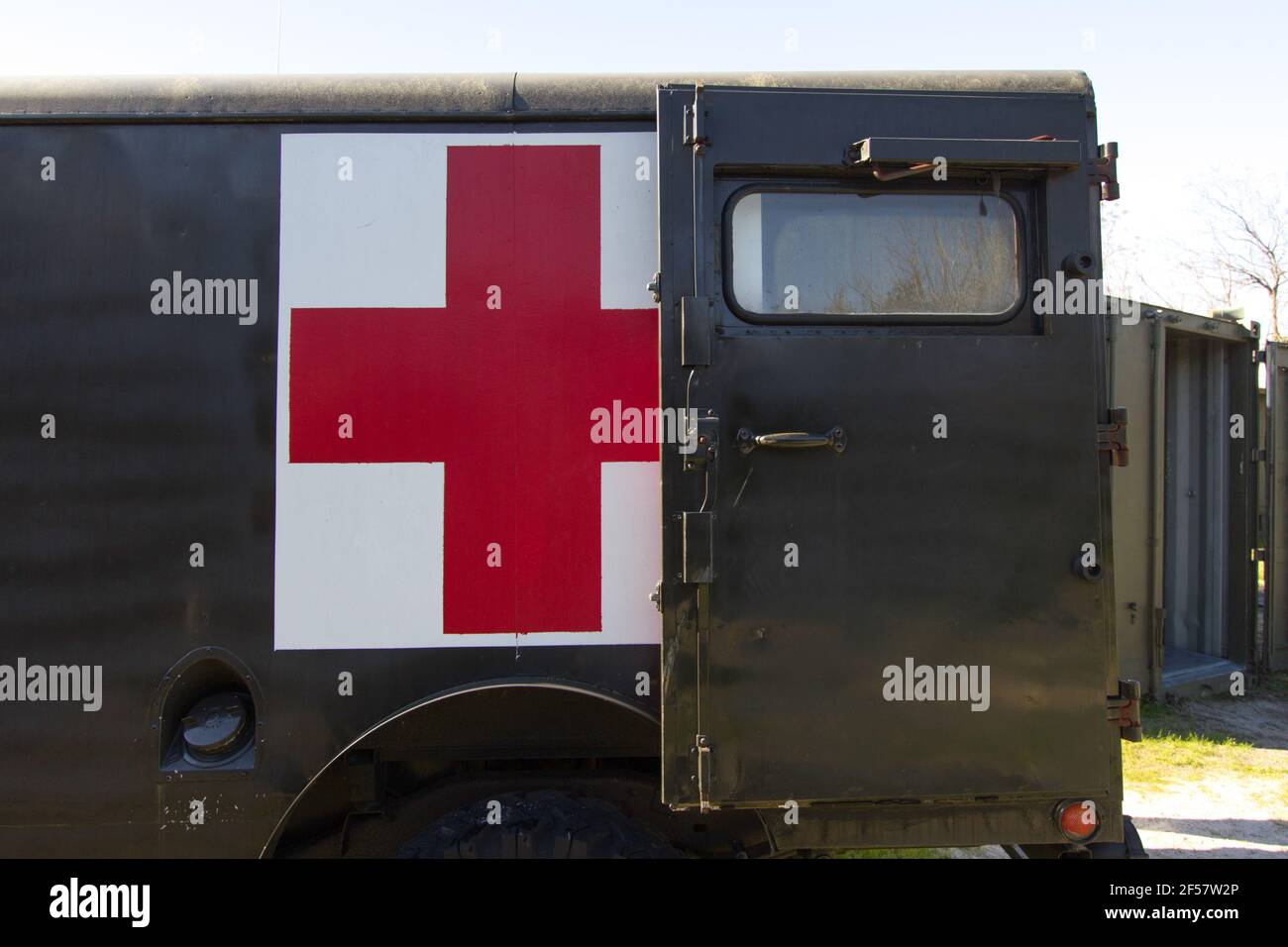 Mount Pleasant, South Carolina, USA - l'ambulanza dell'esercito degli Stati Uniti in un campo ricreato della guerra del Vietnam dedicato ai soldati americani del Vietnam a Patriots Points. Foto Stock