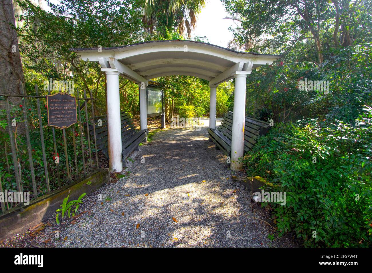Charleston, South Carolina, USA - 22 febbraio 2021: Ingresso e targa per il National Historical Landmark Magnolia Plantation. Foto Stock
