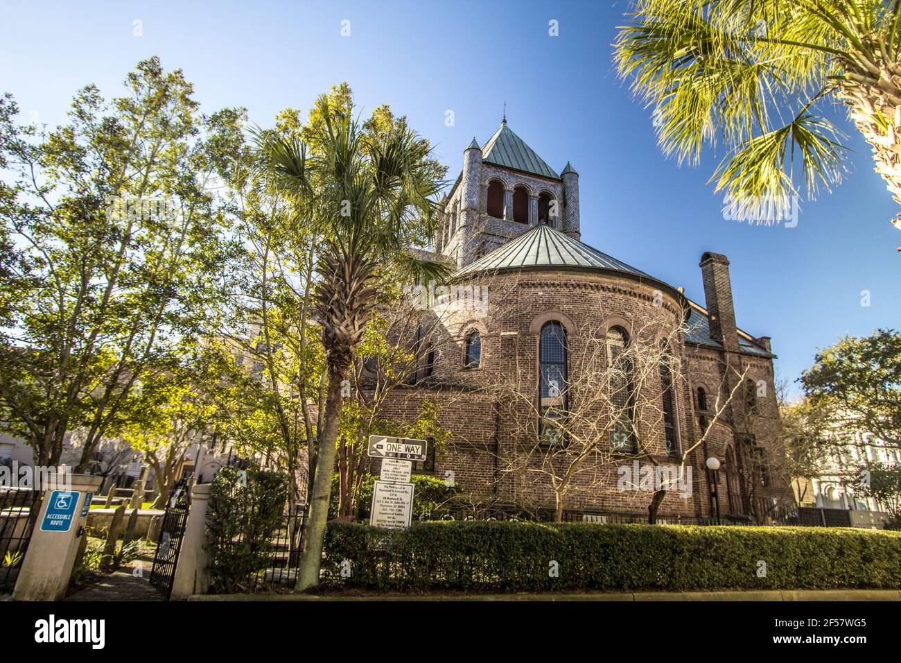 Charleston, South Carolina, USA - 23 febbraio 2021: Esterno della chiesa congregazionale circolare e cimitero. Il cimitero ha tombe del 1700 Foto Stock