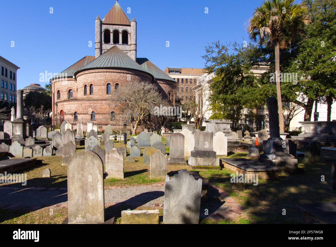 Charleston, South Carolina, USA - 23 febbraio 2021: Esterno della chiesa congregazionale circolare e cimitero. Il cimitero ha tombe del 1700 Foto Stock