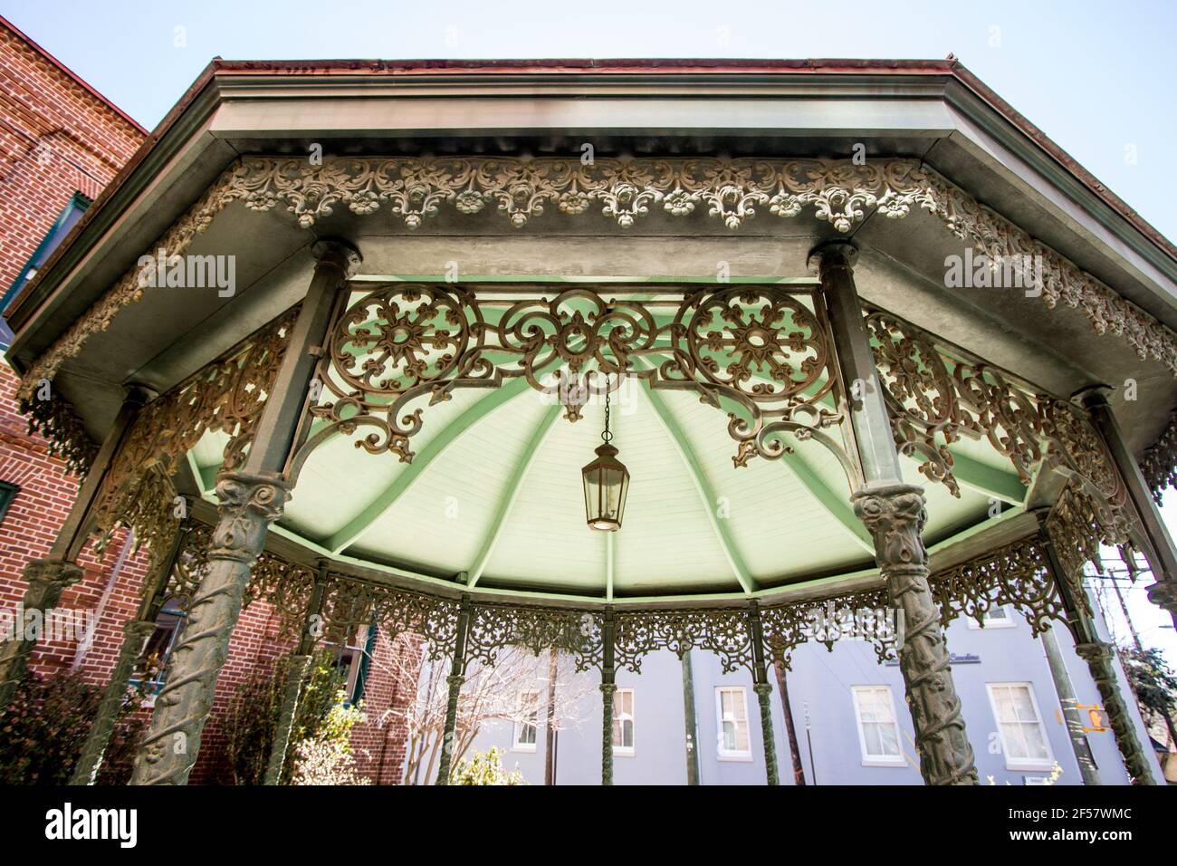 Charleston, South Carolina, USA - 23 febbraio 2021: Elaborato gazebo con design in ferro battuto in un parco cittadino di Charleston, South Carolina. Foto Stock