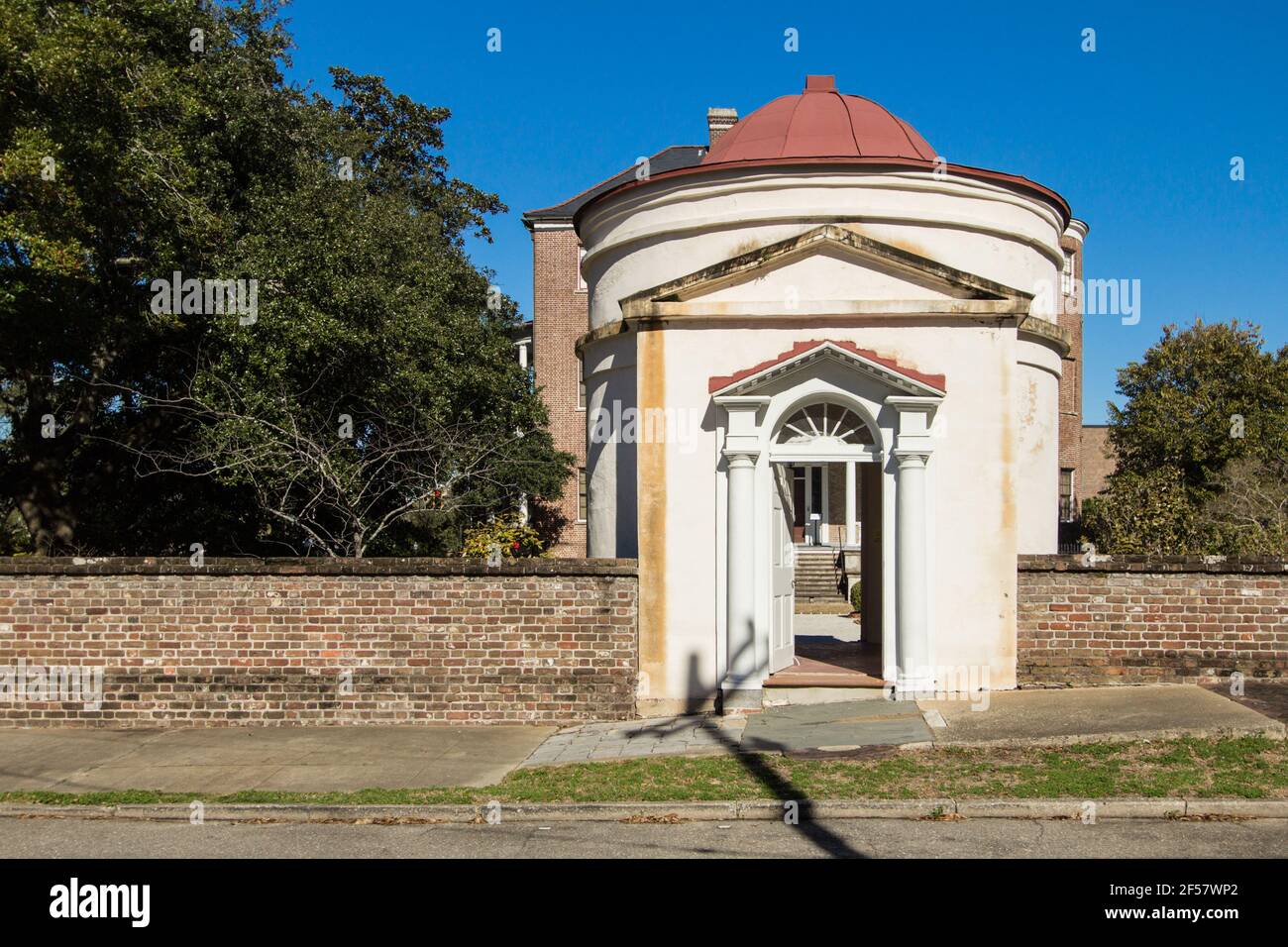 Charleston, South Carolina, USA - cancello d'ingresso ornato per la casa di Joseph Manigault a Charleston. La casa storica fu costruita nel 1803. Foto Stock
