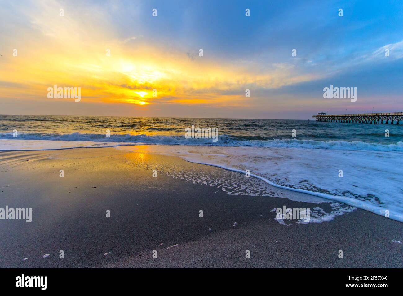 Splendida alba sulla costa dell'Oceano Atlantico nel centro di Myrtle Beach, Carolina del Sud. Foto Stock