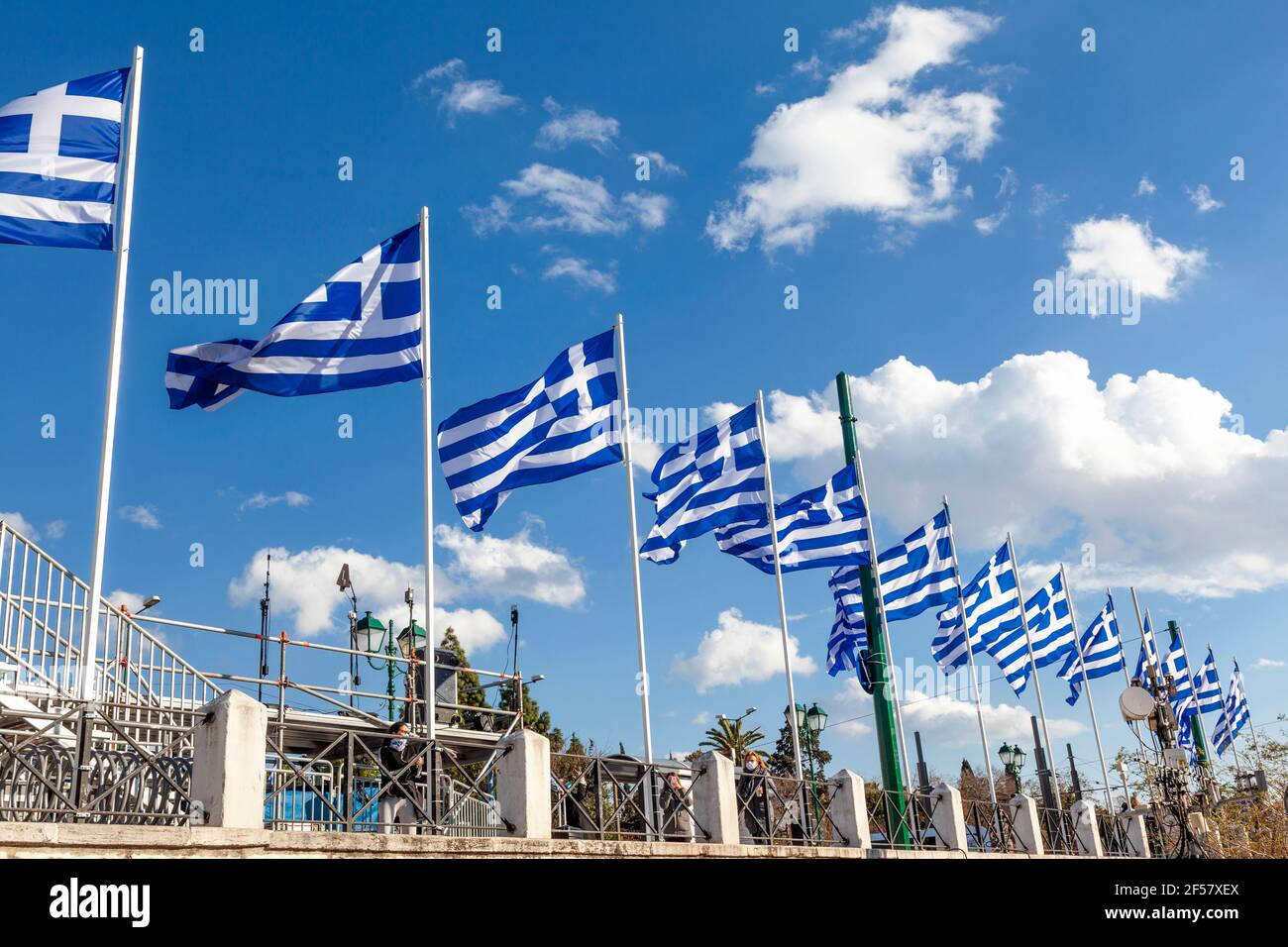 Bandiere greche che sventolano in piazza Syntagma, Atene, Grecia, durante le celebrazioni per i 200 anni della Giornata greca dell'Indipendenza (25 marzo 1821-2021). Foto Stock