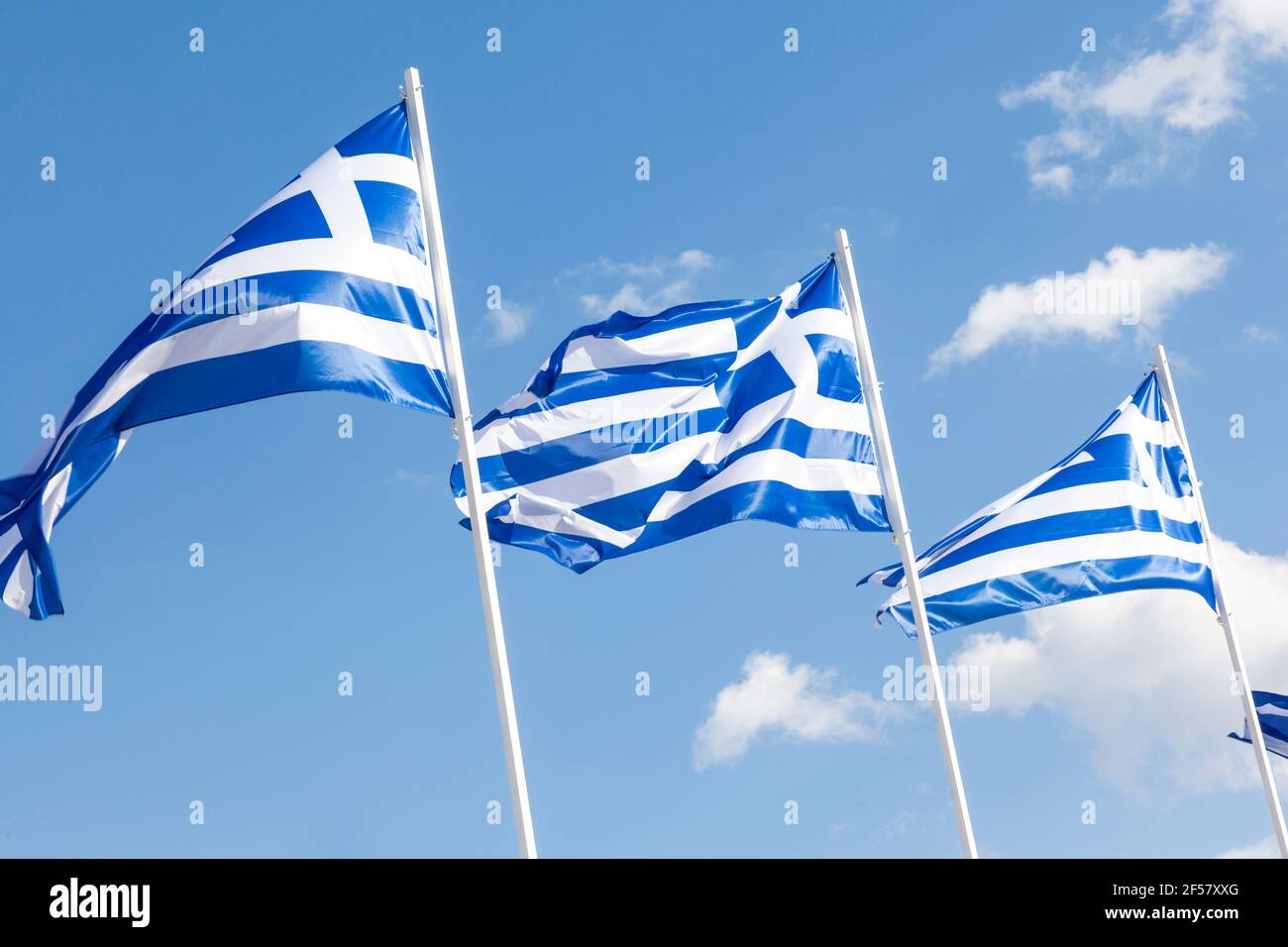 Bandiere greche che sventolano in piazza Syntagma, Atene, Grecia, durante la celebrazione dei 200 anni della Giornata dell'Indipendenza greca (25 marzo 1821-2021) Foto Stock