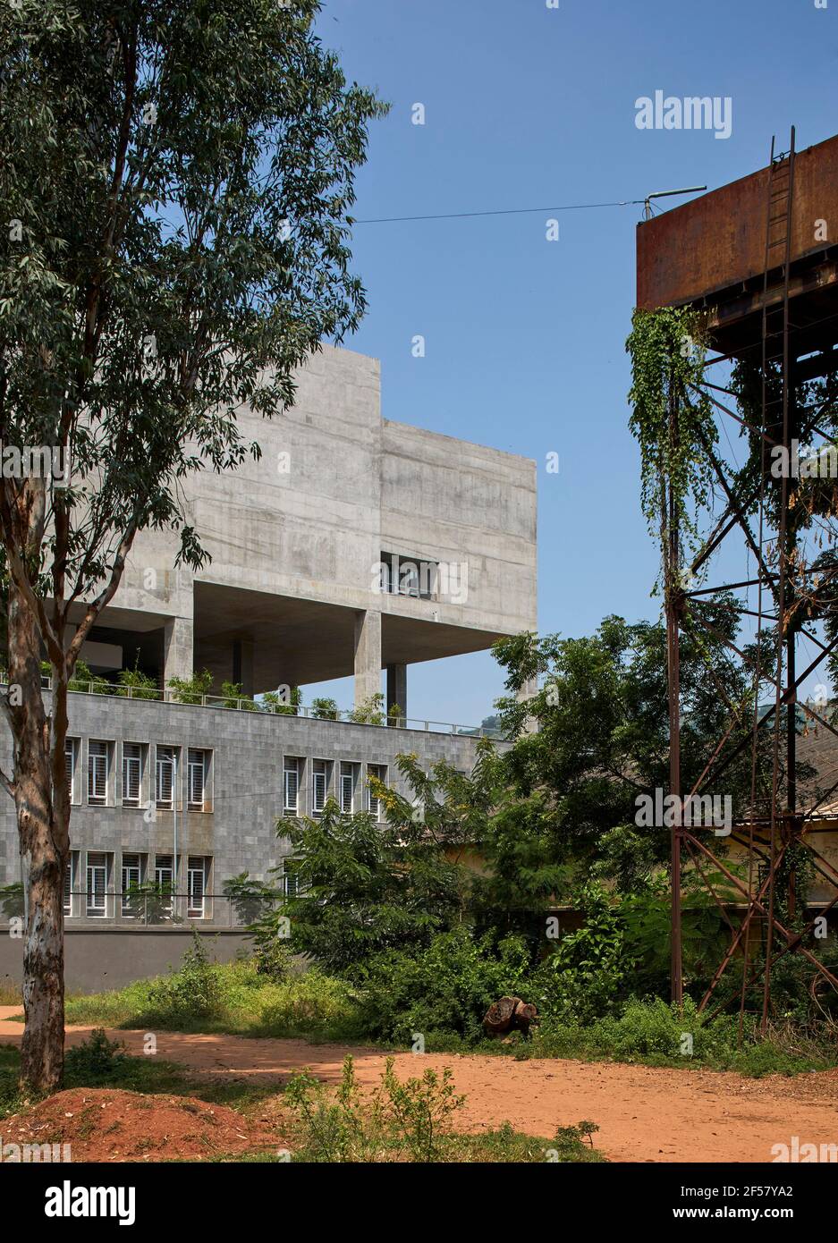 Vista esterna al mattino presto. Vijayawada Scuola di Pianificazione e architettura, Vijayawada, India. Architetto: MO-OF/ uffici mobili, 2018. Foto Stock