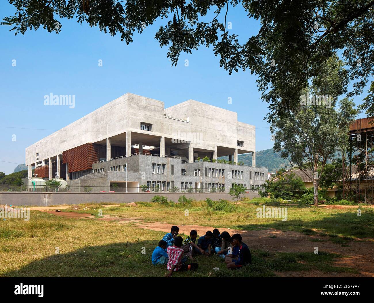 Vista esterna al mattino presto. Vijayawada Scuola di Pianificazione e architettura, Vijayawada, India. Architetto: MO-OF/ uffici mobili, 2018. Foto Stock