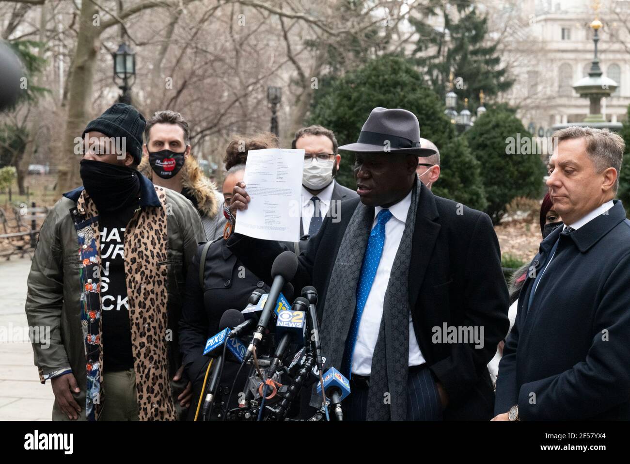 New York, New York, Stati Uniti. 24 Marzo 2021. A sinistra, KEYON HARROLD Sr., KATTY RODRIGUEZ, gli avvocati BENJAMIN CRUMP e PAUL NAPOLI appaiono durante una conferenza stampa al City Hall Park di New York. Rodgriquez e Harrold Sr. Sono i genitori del keyon Harrold Jr. Che è stato assalito da una donna, Miya Ponsetto all'hotel Arlo lo scorso dicembre e successivamente è stato accusato di tentato rapina, grande larenza, comportandosi in modo inoffensiva a un bambino e due conteggi di tentato assalto, secondo la polizia cittadina. Credit: ZUMA Press, Inc./Alamy Live News Foto Stock