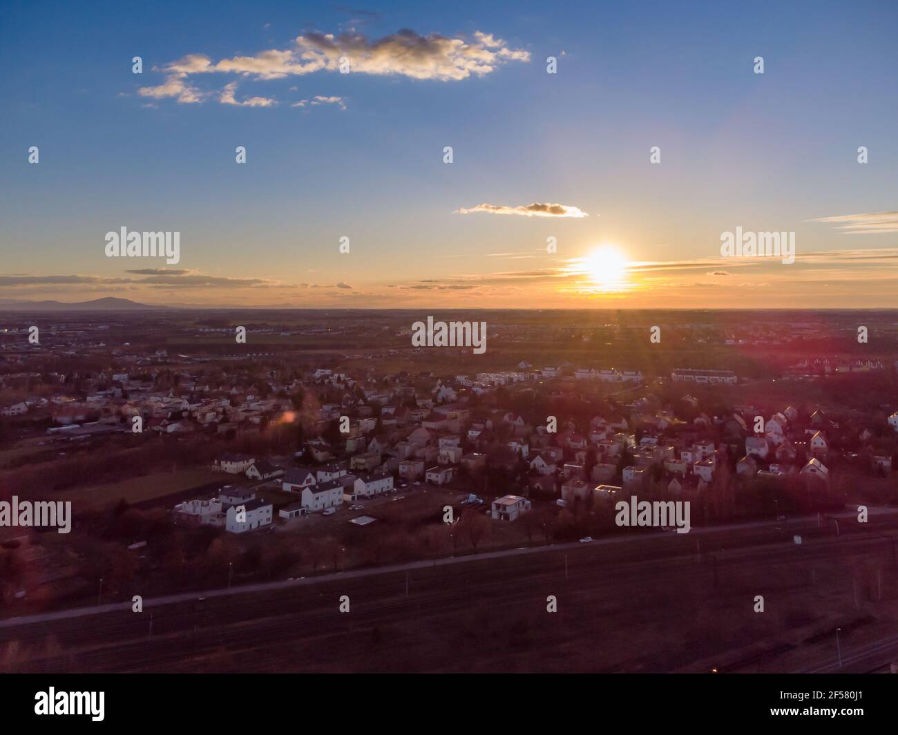 Il drone ha girato la piccola città europea al tramonto di primavera. Vista aerea dall'alto della periferia di Wroclaw, Polonia. Foto Stock