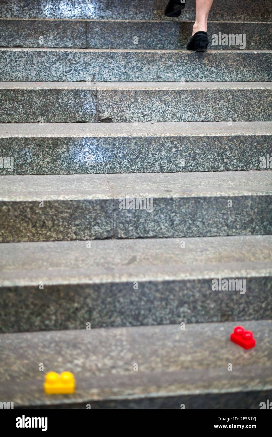 Vista astratta dei piedi scalinata con blocchi di edifici per bambini Foto Stock