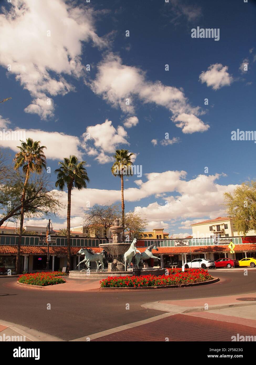 Immagini assortite del centro di Scottsdale, Arizona distretto conosciuto come Old Town Scottsdale. Gli affari e i ristoranti moderni di alto livello abbondano Foto Stock