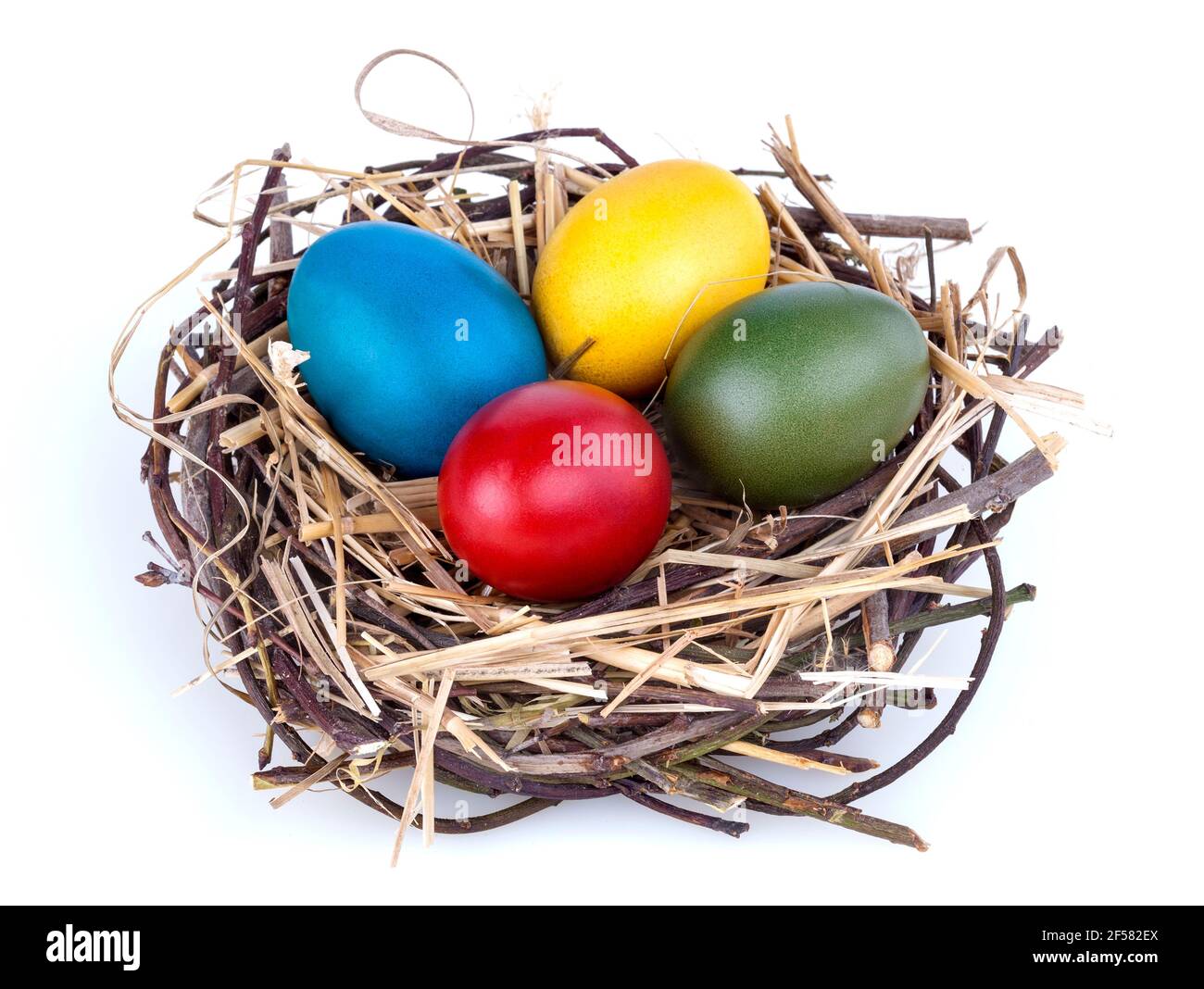 Colorate uova di Pasqua dipinte in un nido su bianco sfondo Foto Stock