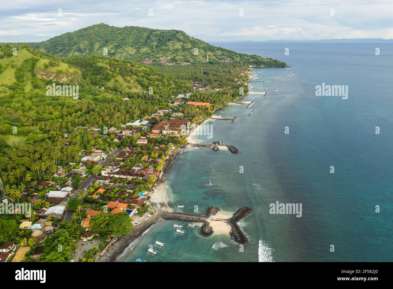Vista aerea della città di Candidasa e della spiaggia nella parte orientale di Bali in Indonesia. Si tratta di un popolare resort sulla spiaggia. Foto Stock
