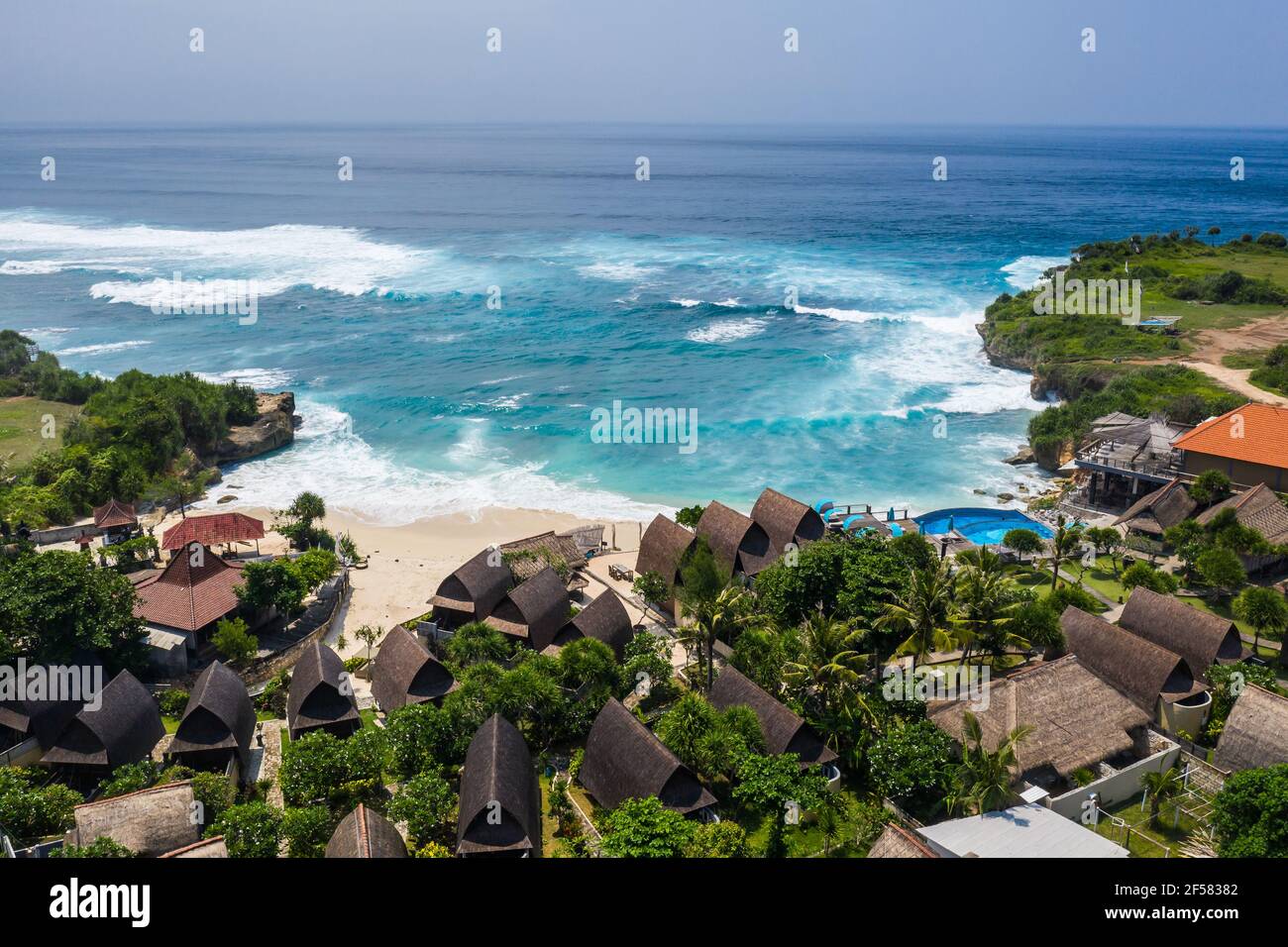 Vista aerea dell'idilliaca spiaggia da sogno di Nusa Lembongan a Bali, Indonesia Foto Stock