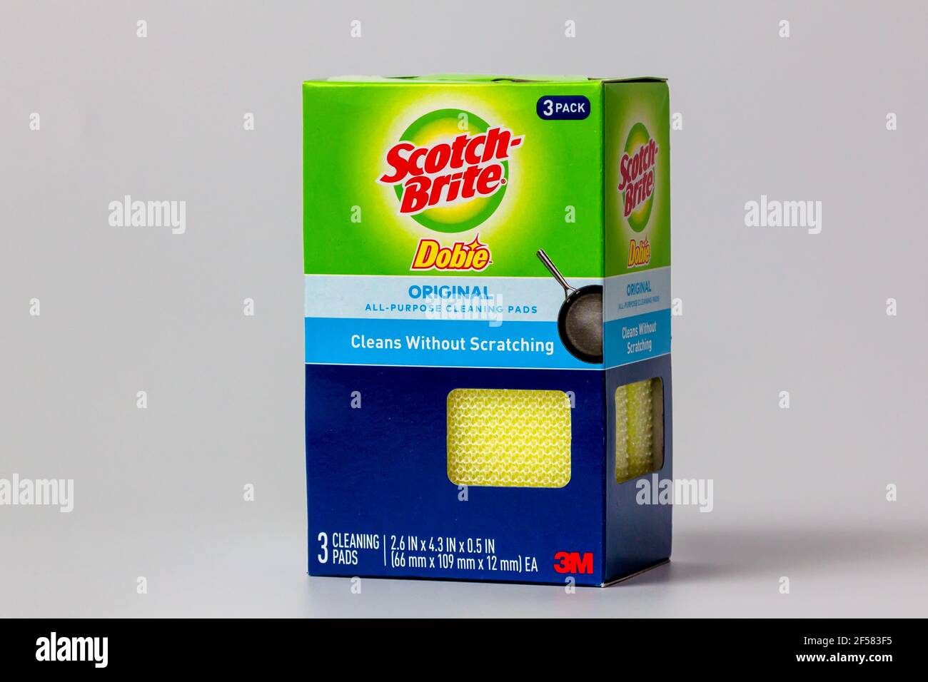 ST. PAUL, MN,USA - 2 MARZO 2021 - tampone di pulizia 3M Scotch-Brite Dobie e logo del marchio. Foto Stock
