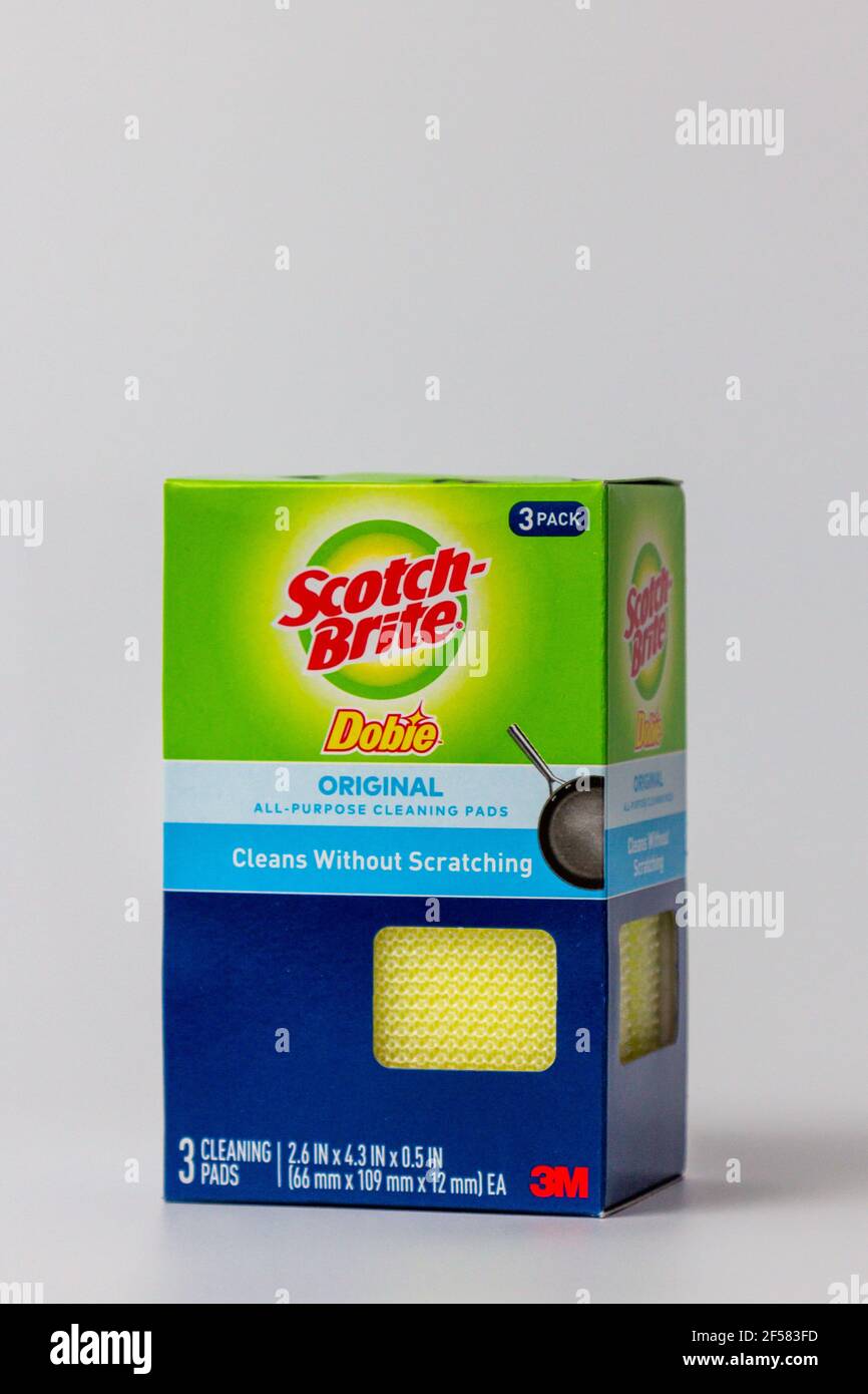 ST. PAUL, MN,USA - 2 MARZO 2021 - tampone di pulizia 3M Scotch-Brite Dobie e logo del marchio. Foto Stock