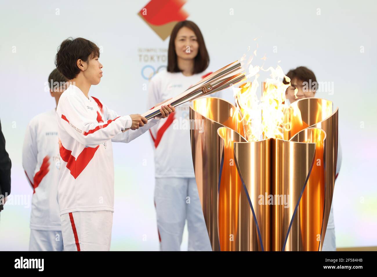 Fukushima, Giappone. 25 Marzo 2021. Azusa Iwashimizu partecipa alla Grande cerimonia di inizio per il relè della torcia olimpica Tokyo 2020 al Centro Nazionale di addestramento di Fukushima J-Village il 25 marzo 2021, nella prefettura di Fukushima, Giappone. Il relè della torcia durerà 121 giorni e visiterà tutte le 47 prefetture del Giappone. Credit: Naoki Morita/AFLO SPORT/Alamy Live News Foto Stock