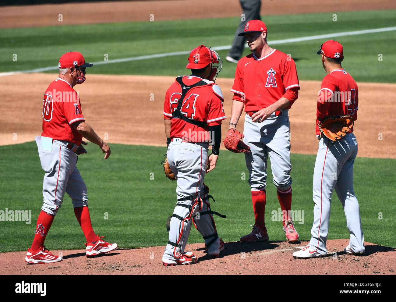 Joe Maddon dei Los Angeles Angels prende il pallone per un cambio di lancio durante una partita di allenamento primaverile della MLB all'American Family Fields, lunedì 8 marzo 2021, a Phoenix, AZ. (Chris Bernacci/immagine dello sport) Foto Stock