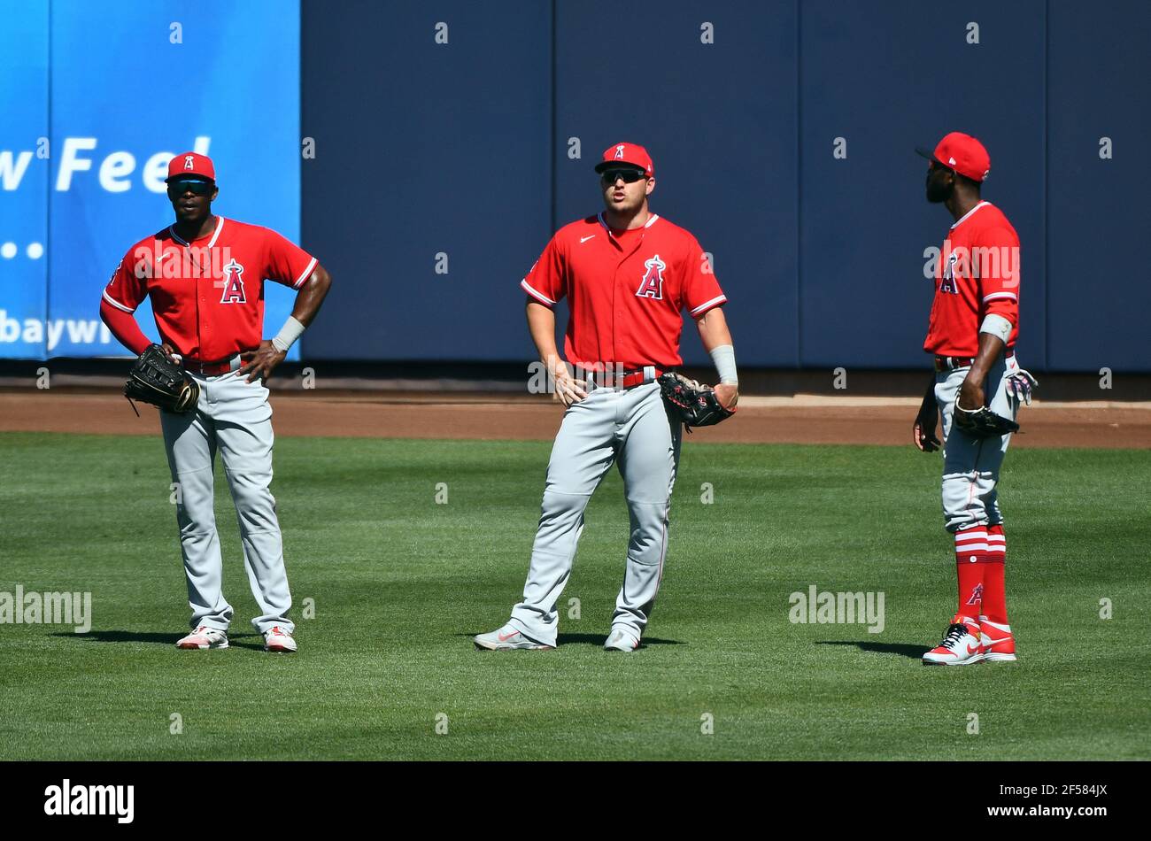 Gli outfielders dei Los Angeles Angels Justin Upton, Mike Trout e Dexter Fowler aspettano lui fuori campo durante un cambio di lancio durante una partita di allenamento primaverile della MLB all'American Family Fields, lunedì 8 marzo 2021, a Phoenix, AZ. (Chris Bernacci/immagine dello sport) Foto Stock