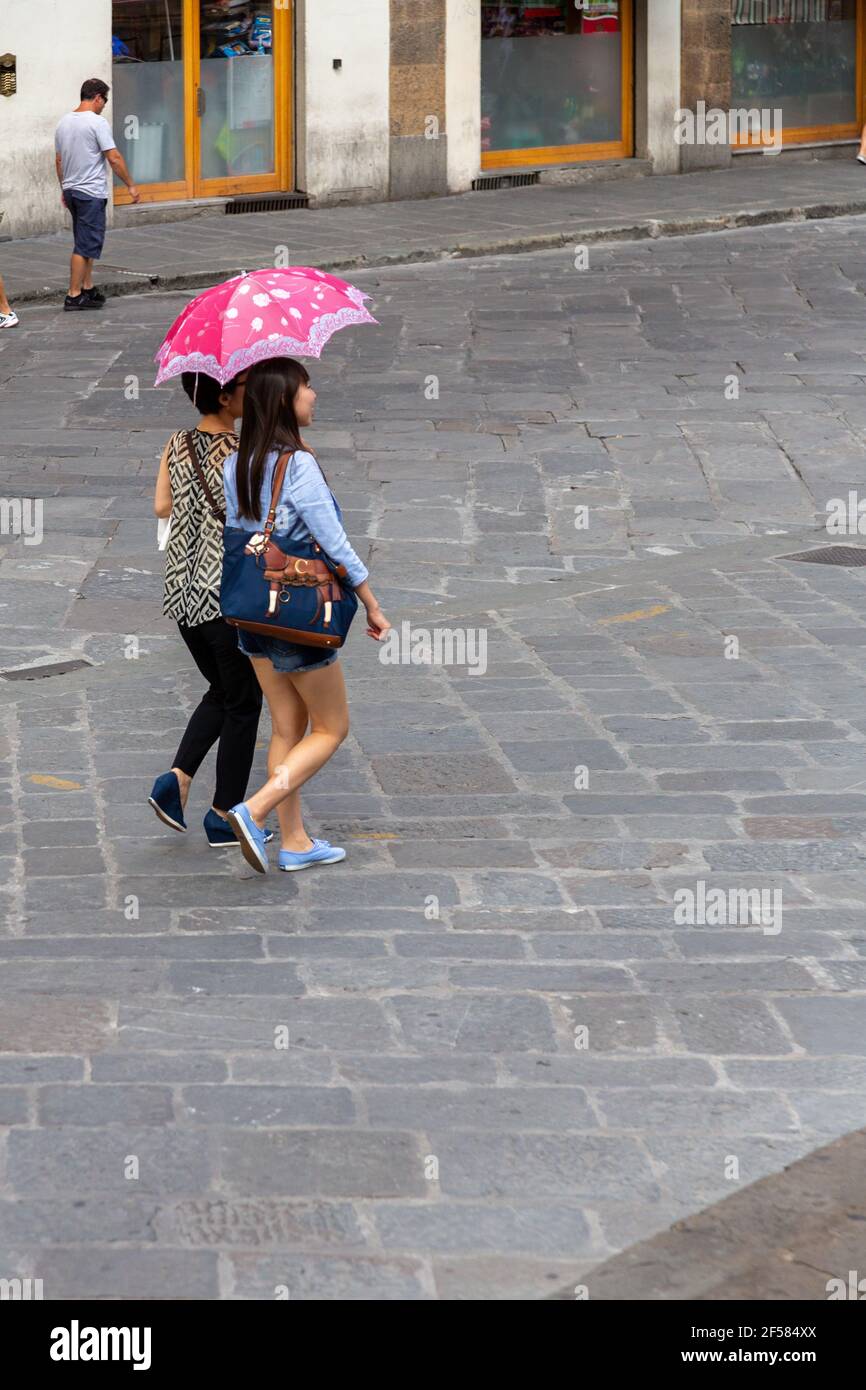 Turista che cammina con l'ombrello immagini e fotografie stock ad alta  risoluzione - Pagina 3 - Alamy