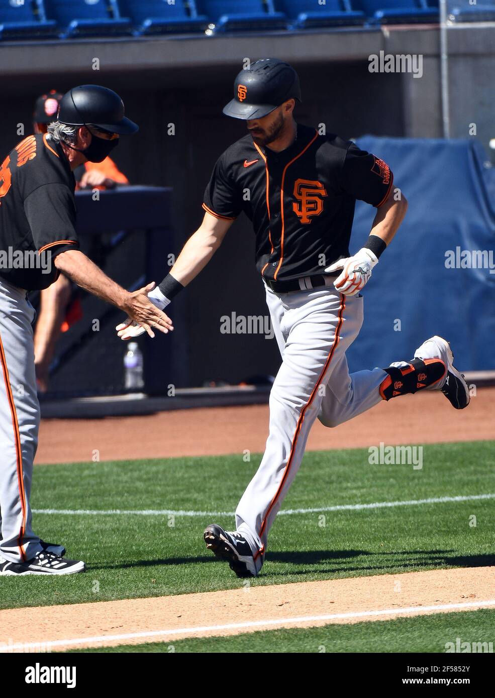 Steven Duggar dei San Francisco Giants gioca durante una partita di allenamento primaverile della MLB all'American Family Fields, martedì 8 marzo 2021, a Phoenix, Ariz. (Chris Bernacci/immagine dello sport) Foto Stock