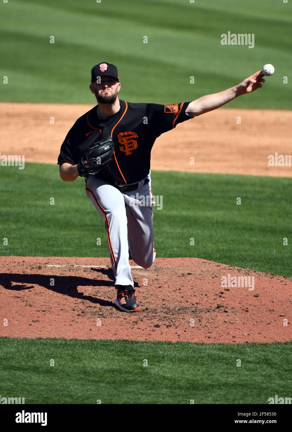 Il lanciatore dei San Francisco Giants Alex Wood gioca durante una partita di allenamento della MLB all'American Family Fields, martedì 8 marzo 2021, a Phoenix, Ariz. (Chris Bernacci/immagine dello sport) Foto Stock