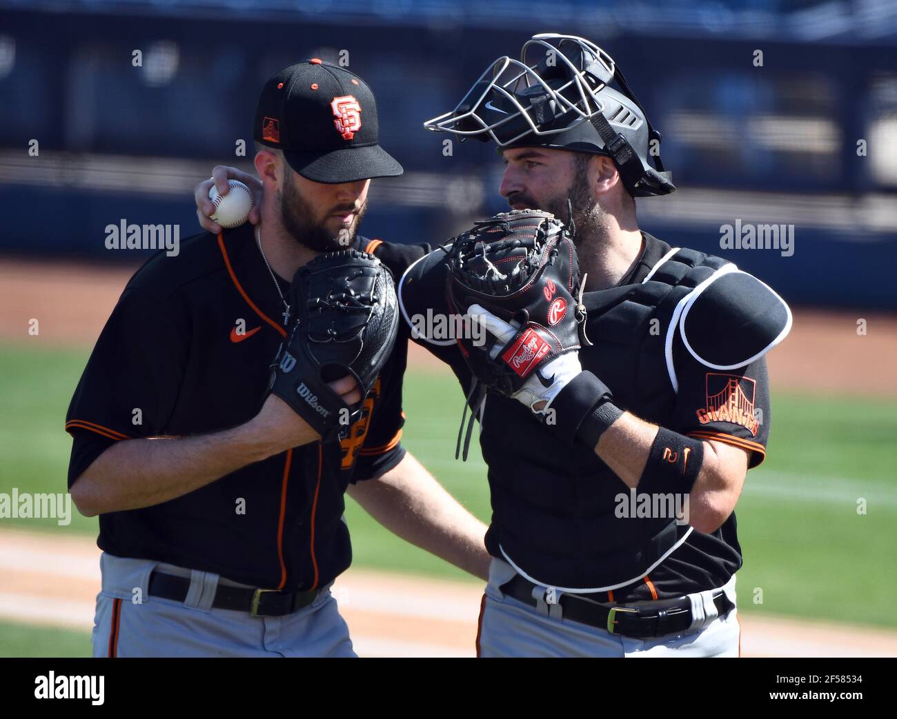 Alex Wood (a sinistra) e Curt Casali conferiscono durante una partita di allenamento primaverile della MLB all'American Family Fields, martedì 8 marzo 2021, a Phoenix, Ariz. (Chris Bernacci/immagine dello sport) Foto Stock