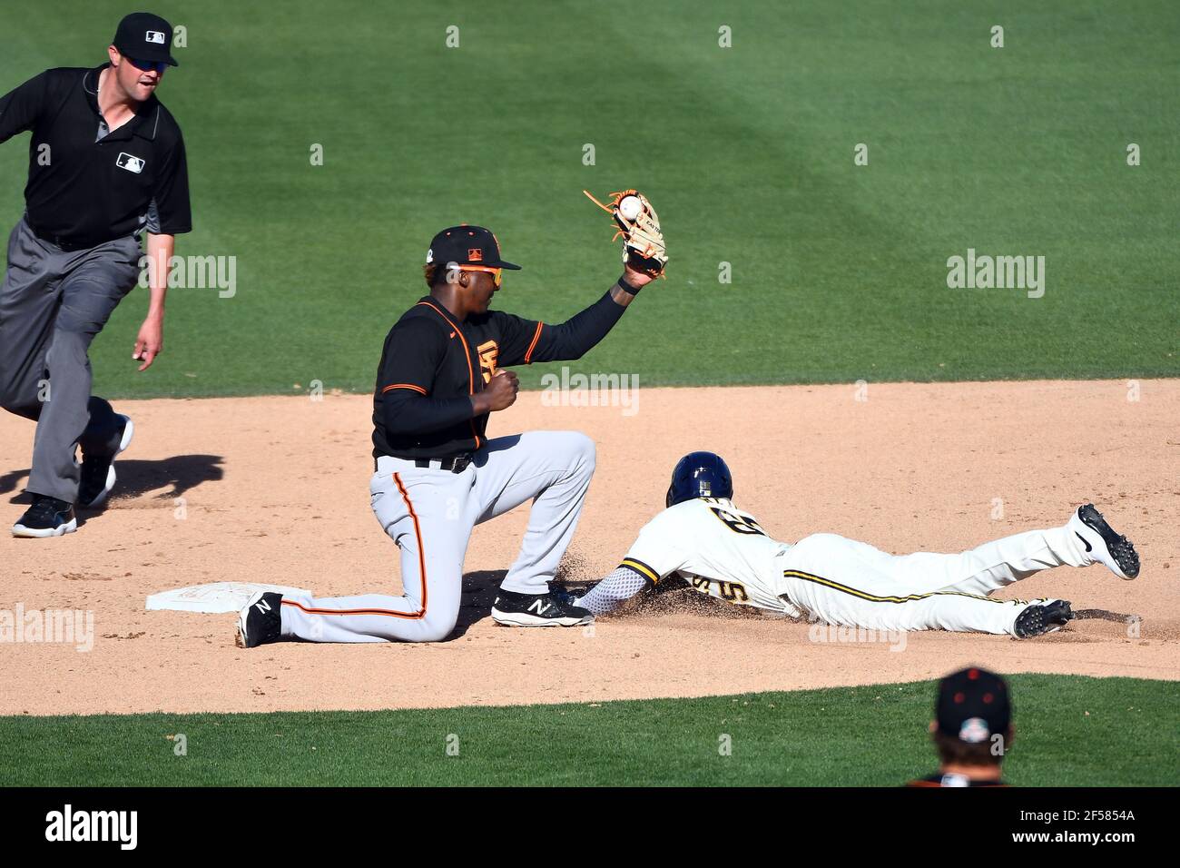 Marco Luciano dei San Francisco Giants ha eliminato Pablo Reyes dei Milwaukee Brewers durante una partita di allenamento primaverile della MLB agli American Family Fields, martedì 8 marzo 2021, a Phoenix, Ariz. (Chris Bernacci/immagine dello sport) Foto Stock