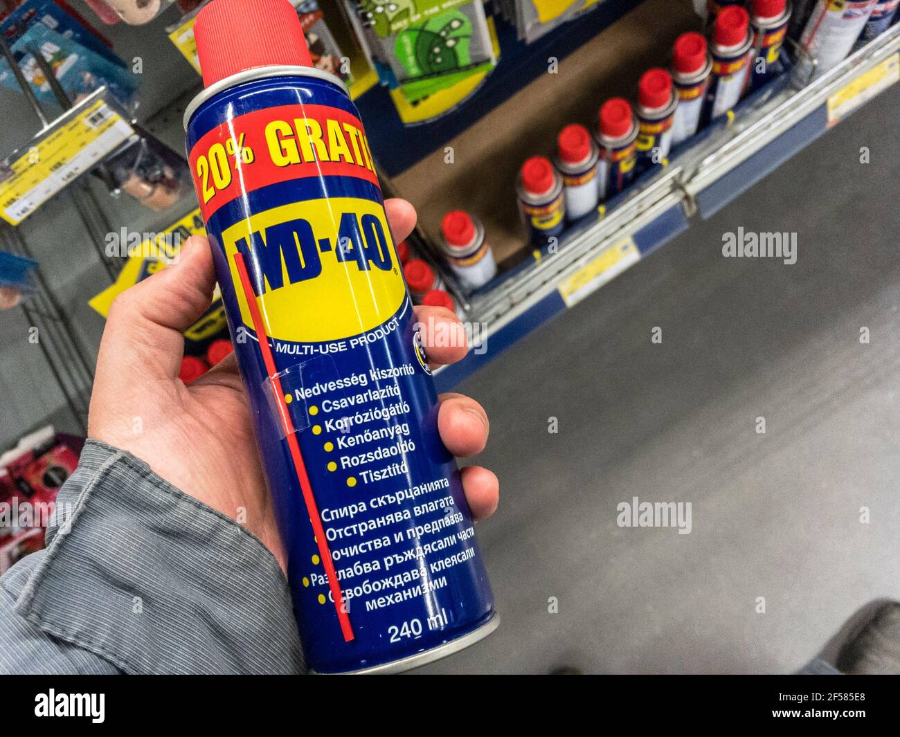 BELGRADO, SERBIA - MARZO 21 2021: Logo WD 40 su alcuni dei loro spray di spostamento dell'acqua in vendita a Belgrado. WD-40 è un iconico marchio americano di chimica Foto Stock