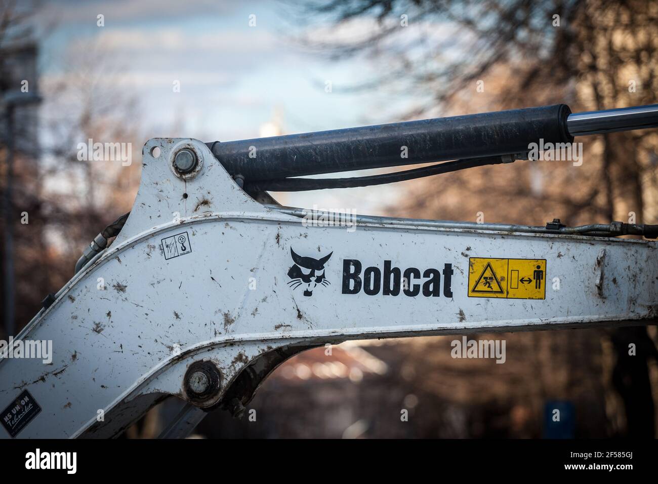 BELGRADO, SERBIA - 6 MARZO 2021: Logo Bobcat su uno dei loro motori di macchine, un escavatore, in un cantiere di Belgrado. Bobcat azienda è un Foto Stock