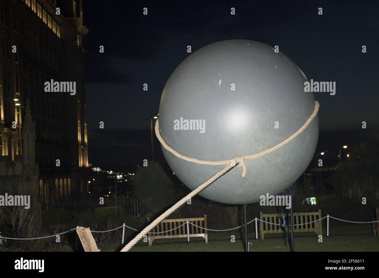 Liverpool, Regno Unito. 24 Marzo 2021. Ursula Lassos la Luna, l'opera d'arte tenta di combinare la bellezza naturale della Luna con questa narrazione di mistero e cattura rielaborata con una protagonista femminile di nome Ursula. Ursula Lassos la Luna è una rappresentazione molto realistica della Luna, apparentemente rimossa dalla sua orbita e assottigliata ad un palo nel terreno. La sfera di proiezione 3D ad alta definizione riproduce dettagli e trame di superficie che sono normalmente visibili solo attraverso l'accesso a un telescopio ad alta potenza. Credit: SPP Sport Press Photo. /Alamy Live News Foto Stock