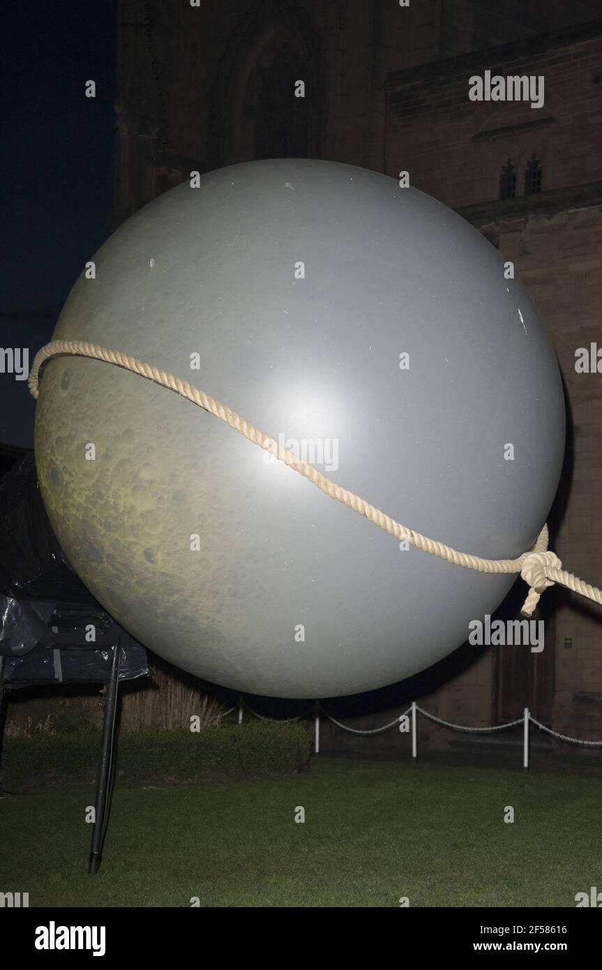 Liverpool, Regno Unito. 24 Marzo 2021. Ursula Lassos la Luna, l'opera d'arte tenta di combinare la bellezza naturale della Luna con questa narrazione di mistero e cattura rielaborata con una protagonista femminile di nome Ursula. Ursula Lassos la Luna è una rappresentazione molto realistica della Luna, apparentemente rimossa dalla sua orbita e assottigliata ad un palo nel terreno. La sfera di proiezione 3D ad alta definizione riproduce dettagli e trame di superficie che sono normalmente visibili solo attraverso l'accesso a un telescopio ad alta potenza. Credit: SPP Sport Press Photo. /Alamy Live News Foto Stock