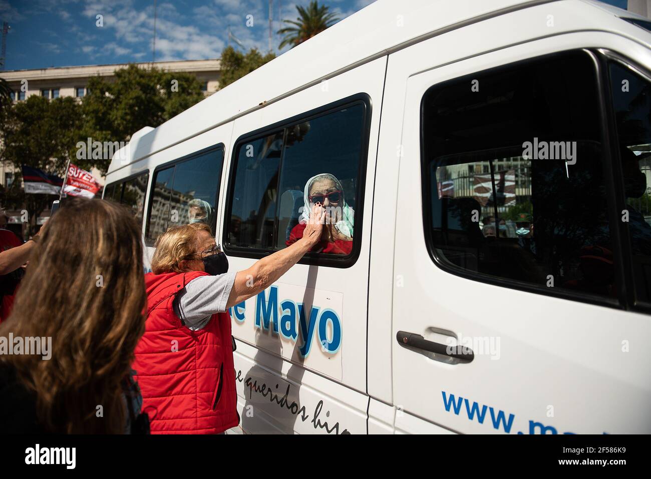 Una donna anziana che agita a Hebe de Bonafini, presidente delle madri di Plaza de Mayo. Le madri di Plaza de Mayo ritornarono a mobilitare dopo più di un anno. In occasione dell'anniversario del colpo di stato militare del 1976 in Argentina. Foto Stock
