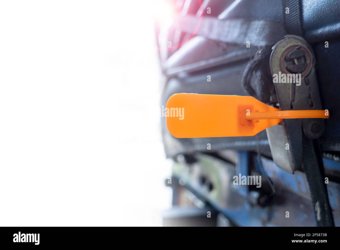 Il bagagliaio del carrello è coperto di tela e bloccato con guarnizione in plastica arancione. Foto Stock