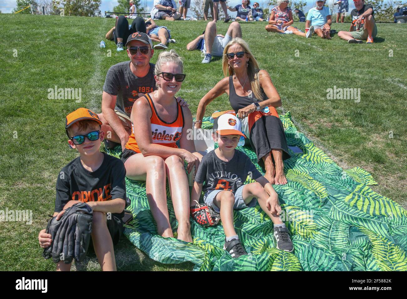 16 marzo 2021 Port Charlotte: Tifosi dei Baltimore Orioles che si divertono sul prato durante una partita di baseball di allenamento primaverile al Charlotte Sports Park. I Rays batterono gli Orioles 7-1 in sette inning. (Kim Hukari/immagine dello sport) Foto Stock