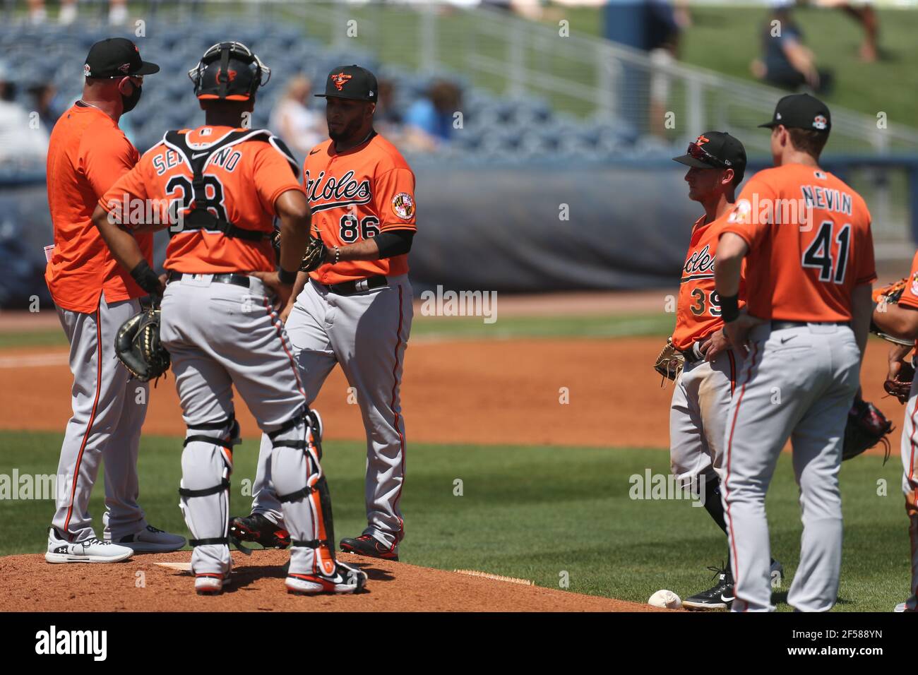 16 marzo 2021 Port Charlotte: Il manager dei Baltimore Orioles Brandon Hyde va al tumulo per cambiare lanciatori durante una partita di baseball di allenamento primaverile al Charlotte Sports Park. I Rays batterono gli Orioles 7-1 in sette inning. (Kim Hukari/immagine dello sport) Foto Stock