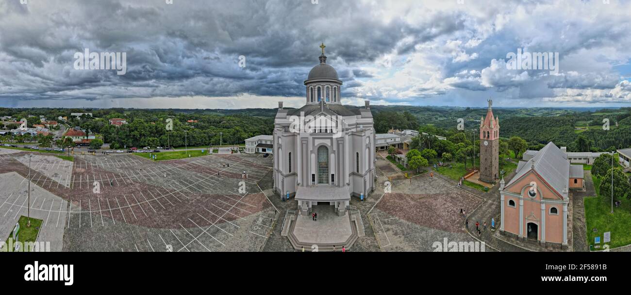 Chiesa sotto il cielo stormato Foto Stock