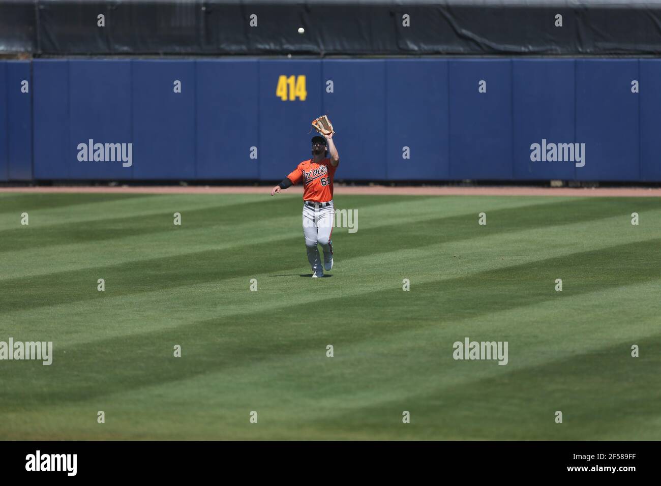16 marzo 2021 Port Charlotte: Il centrocampista dei Baltimore Orioles Ryan McKenna (65) cattura una palla di mosca per l'out durante una partita di baseball di allenamento primaverile al Charlotte Sports Park. I Rays batterono gli Orioles 7-1 in sette inning. (Kim Hukari/immagine dello sport) Foto Stock