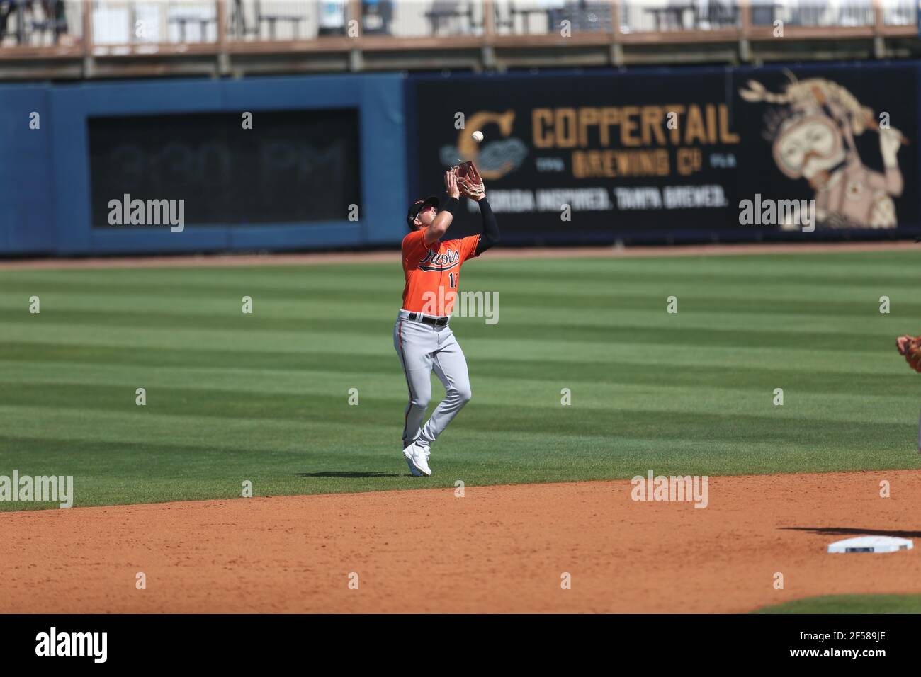 16 marzo 2021 Port Charlotte: L'interbase dei Baltimore Orioles Stevie Wilkerson (12) riceve un pop-up durante una partita di baseball di allenamento primaverile al Charlotte Sports Park. I Rays batterono gli Orioles 7-1 in sette inning. (Kim Hukari/immagine dello sport) Foto Stock