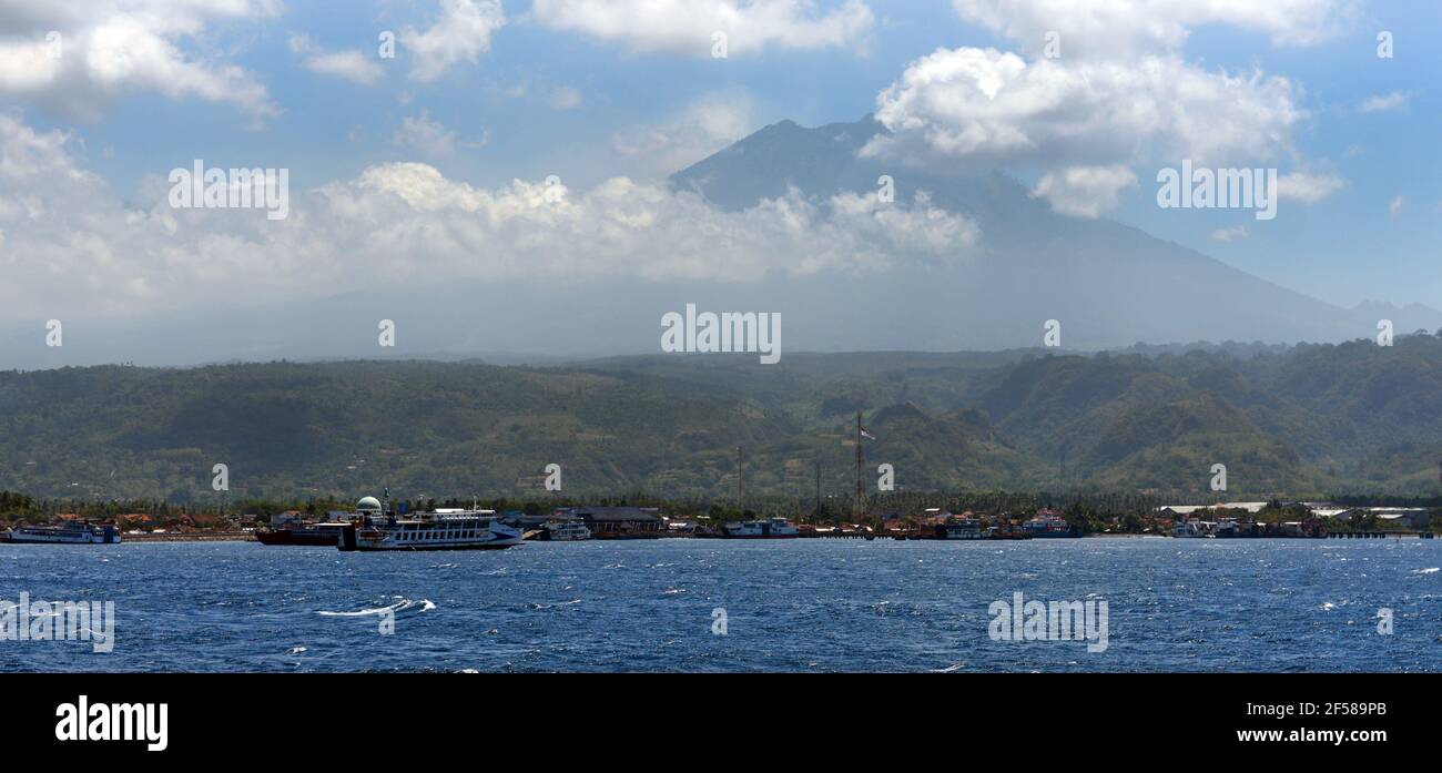 Navi che attraversano lo stretto di Bali tra le isole di Bali e Giava in Indonesia. Foto Stock