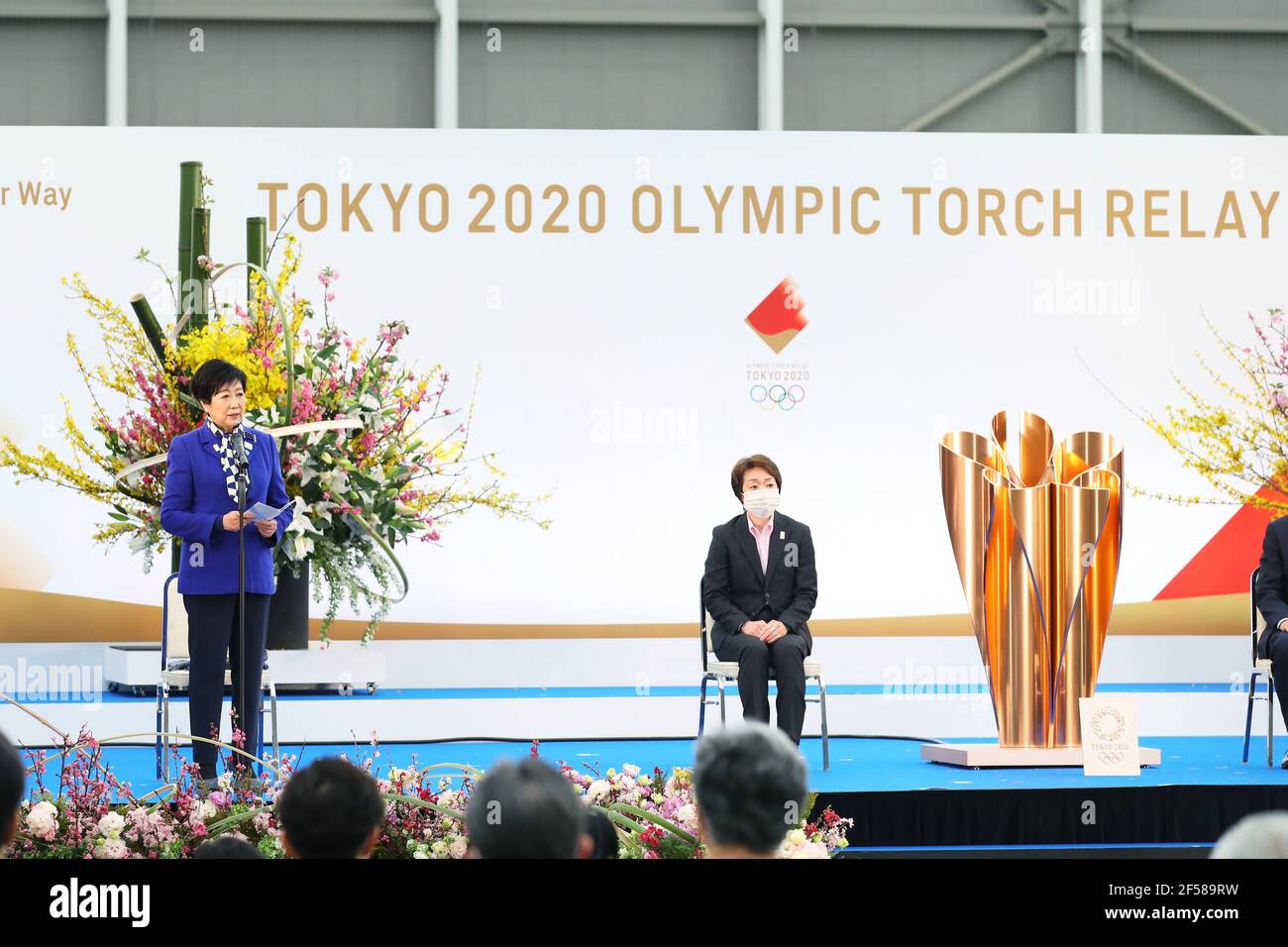 Prefettura di Fukushima, Giappone. 25 Marzo 2021. Yuriko Koike partecipa alla cerimonia del Gran inizio per il relè della torcia olimpica Tokyo 2020 al Centro Nazionale di addestramento di Fukushima J-Village il 25 marzo 2021, nella prefettura di Fukushima, Giappone. Il relè della torcia durerà 121 giorni e visiterà tutte le 47 prefetture del Giappone. Credit: Naoki Morita/AFLO SPORT/Alamy Live News Foto Stock