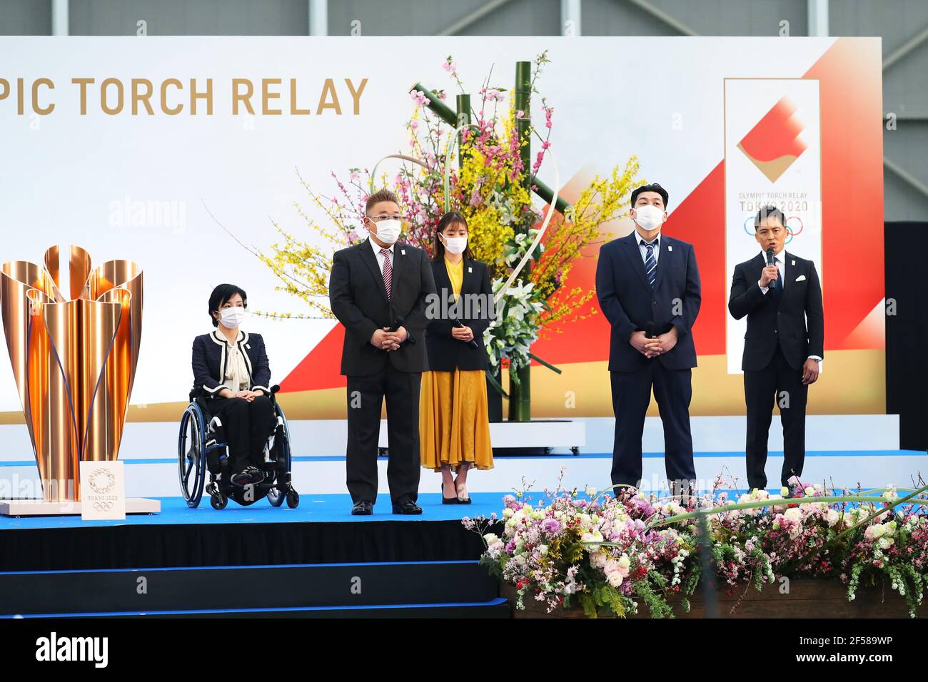 Prefettura di Fukushima, Giappone. 25 Marzo 2021. Aki Taguchi, Mikio Date, Satomi Ishihara, Takeshi Tomizawa e Tadahiro Nomura partecipano alla cerimonia del Grande inizio per il relè della torcia olimpica Tokyo 2020 presso il Fukushima National Training Center J-Village il 25 marzo 2021, nella prefettura di Fukushima, Giappone. Il relè della torcia durerà 121 giorni e visiterà tutte le 47 prefetture del Giappone. Credit: Naoki Morita/AFLO SPORT/Alamy Live News Foto Stock