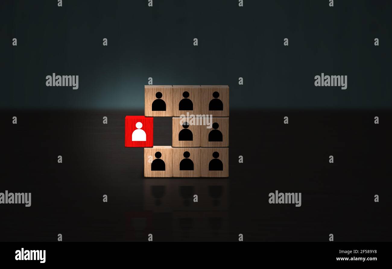 Azienda unica del membro del team concetto unico del leader l'importanza di un individuo in un gruppo di affari. Icona del blocco di legno rosso figura tipica (leadership). Foto Stock