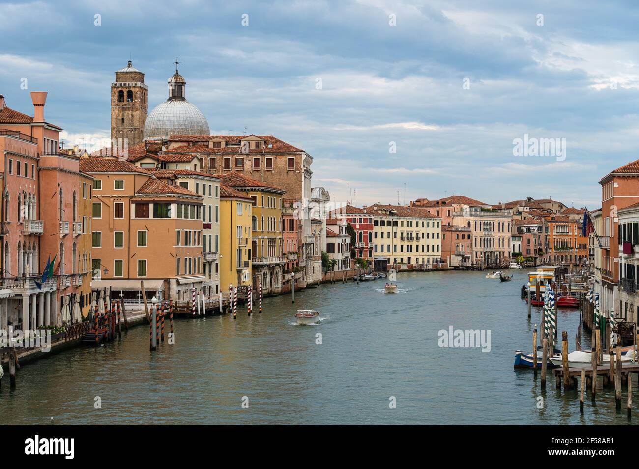 Vista spettacolare del famoso Canal Grande di Venezia, Itlay, in una giornata nuvolosa Foto Stock
