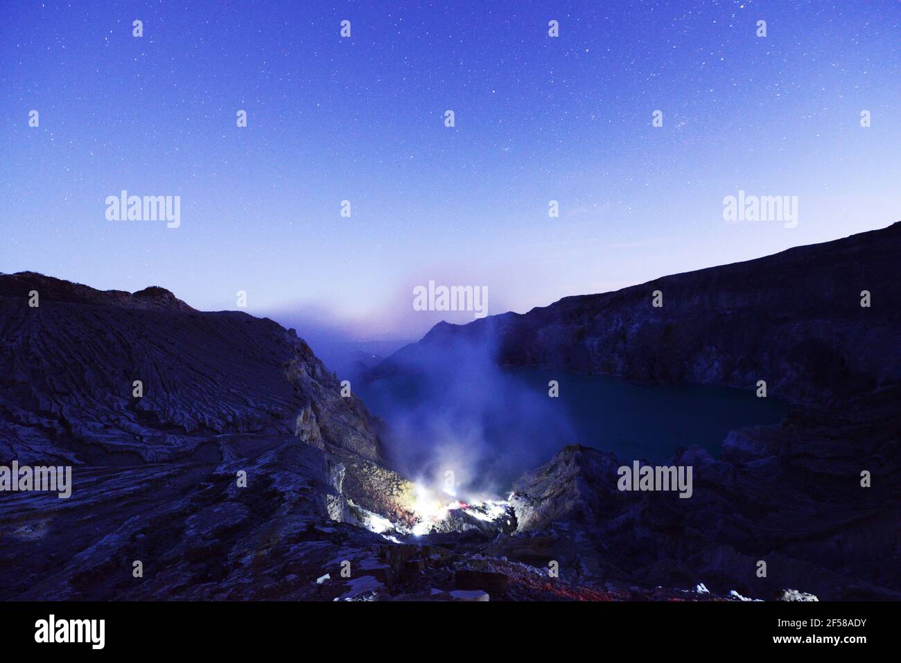 Il fuoco blu che si innalza dal cratere del vulcano Ijen a Giava Orientale, Indonesia. Foto Stock